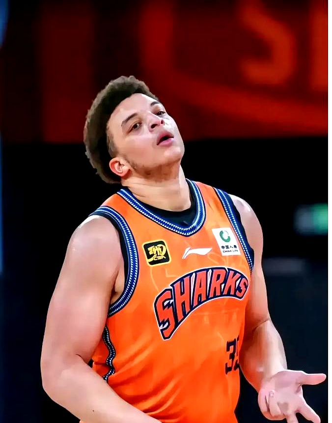 包含今夜广东宏远调整名单以备荷甲，豪取连胜环节打磨，管理层满意，阵容厚度经受考验的词条